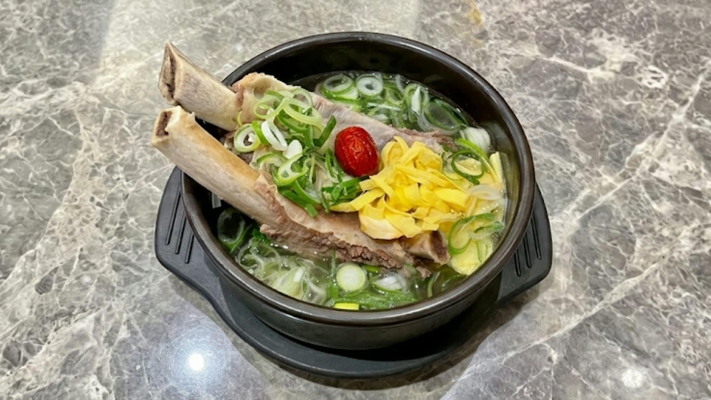 하수오곰탕 명동점 음식 1 — Korean soups and hot pots at Hasuo Gomtang, a Myeongdong Korean Restaurant (明洞レストラン) in Seoul
