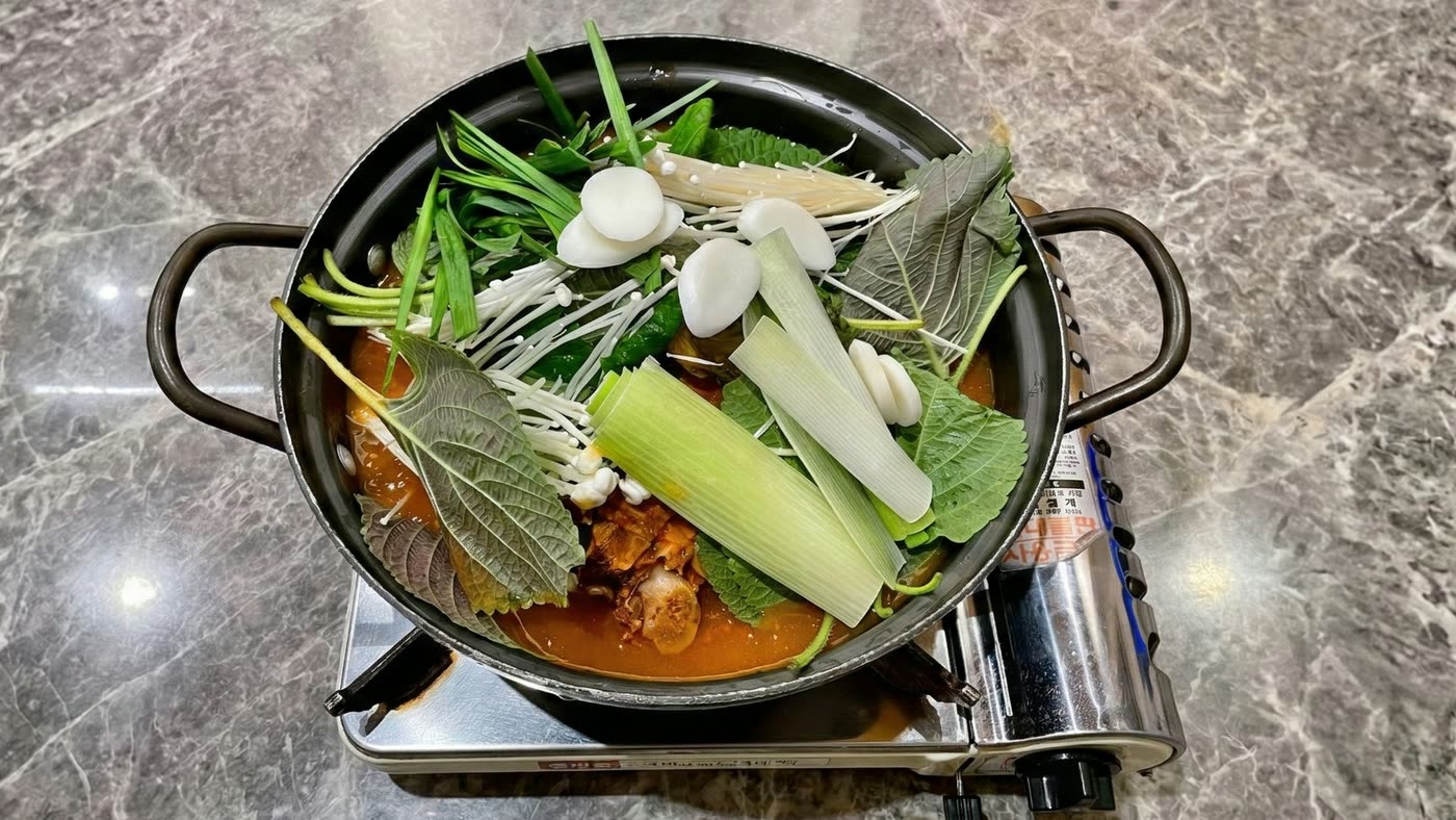 하수오곰탕 명동점 음식 3 — Korean soups and hot pots at Hasuo Gomtang, a Myeongdong Korean Restaurant (明洞レストラン) in Seoul