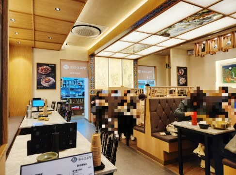 하수오곰탕 명동점 매장 2 — Hasuo Gomtang restaurant in Myeongdong, Seoul (storefront, hanok-style interior and dining room)